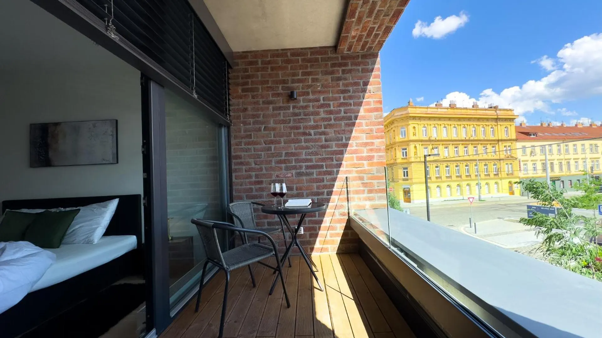 Central Riverside Apartment - Free Parking Prag