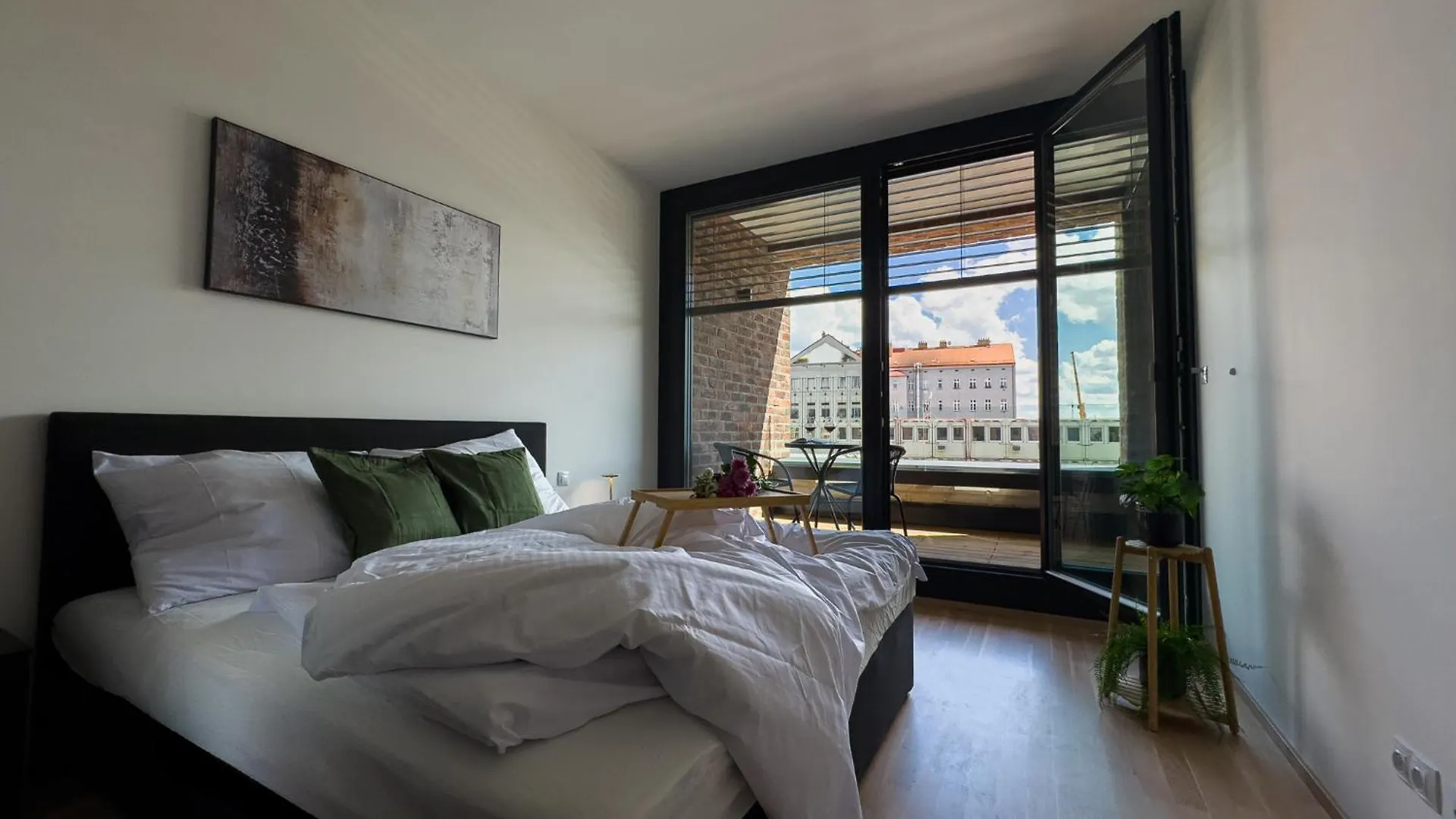 Central Riverside Apartment - Free Parking Praga