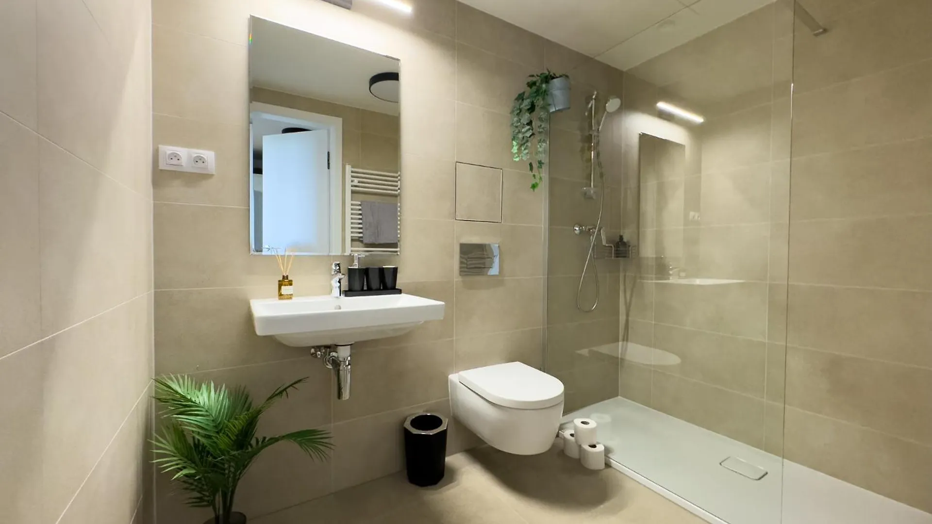Central Riverside Apartment - Free Parking Praga