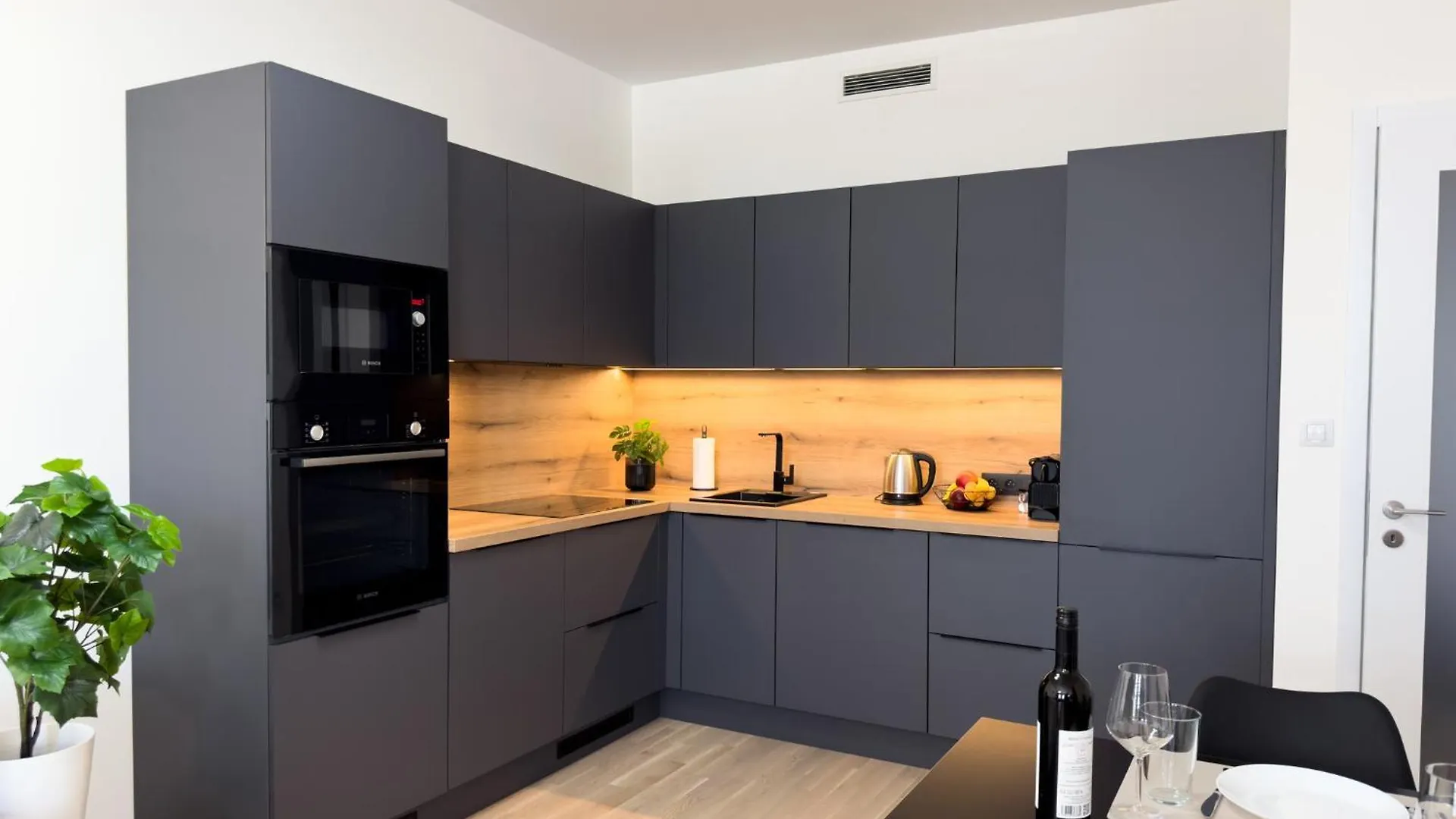 Central Riverside Apartment - Free Parking Praga